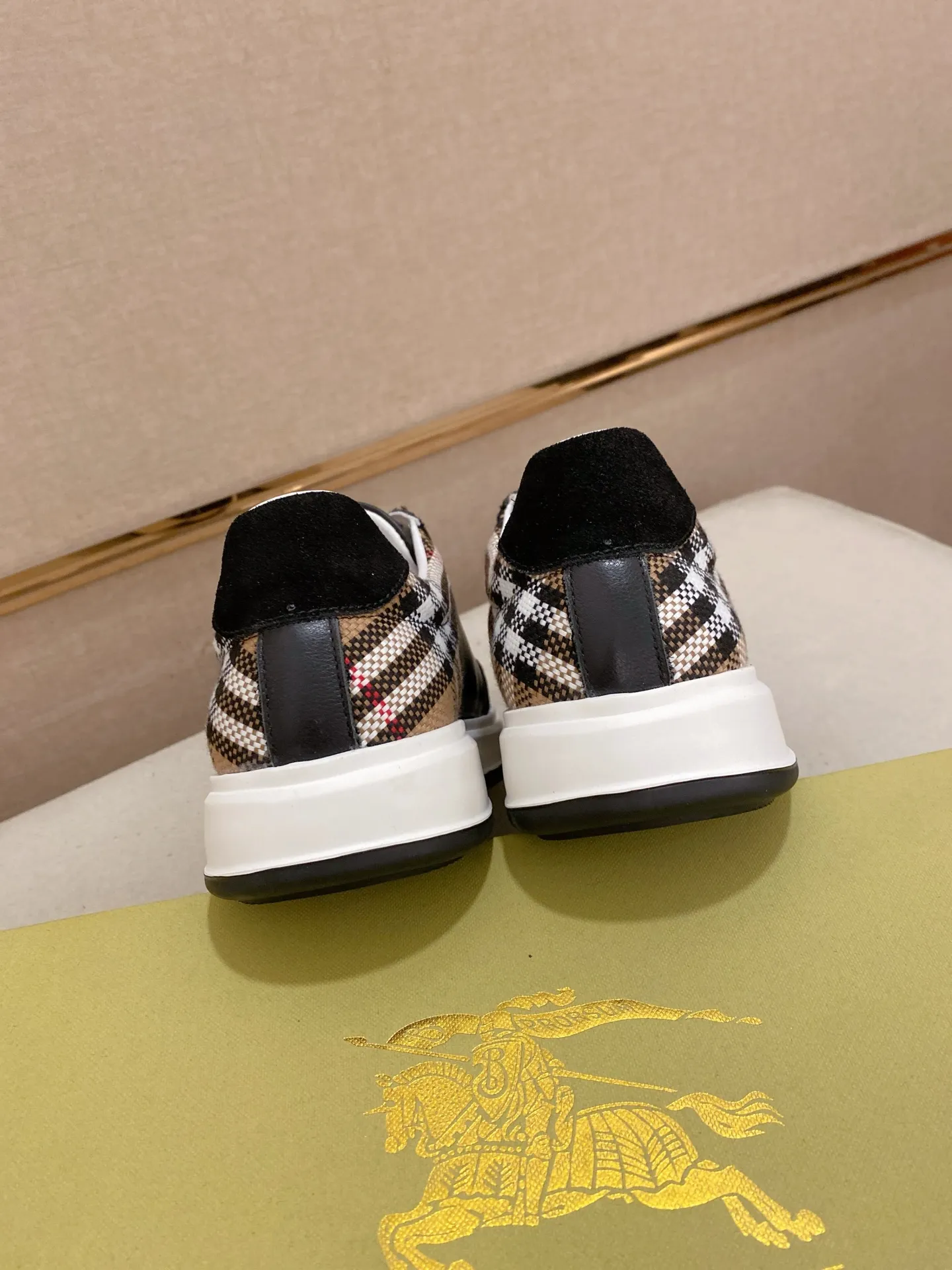 Men's shoes💰: 440💰🇮🇹🇮🇹The counters are synchronized with Burberry's top purchasing agents🔍🔍Synchronized sales. Positive code number: 38-44. Italian imported cowhide, fully imported sheepskin lining, sole: original sole provided by the original factory, exclusive movable molded sole, super comfortable, original factory follow-up order, 🔍🔍high quality, you can enter and leave the counter at will, welcome to compare (45 yuan for customization, no return or exchange)